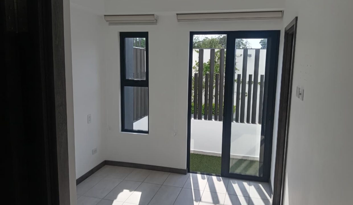 APARTAMENTO CON JARDÍN EN VENTA, EDIFICIO MOREA, ZONA 15 - Miniatura 8