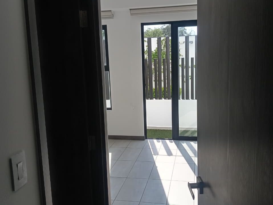 APARTAMENTO CON JARDÍN EN VENTA, EDIFICIO MOREA, ZONA 15 - Miniatura 7