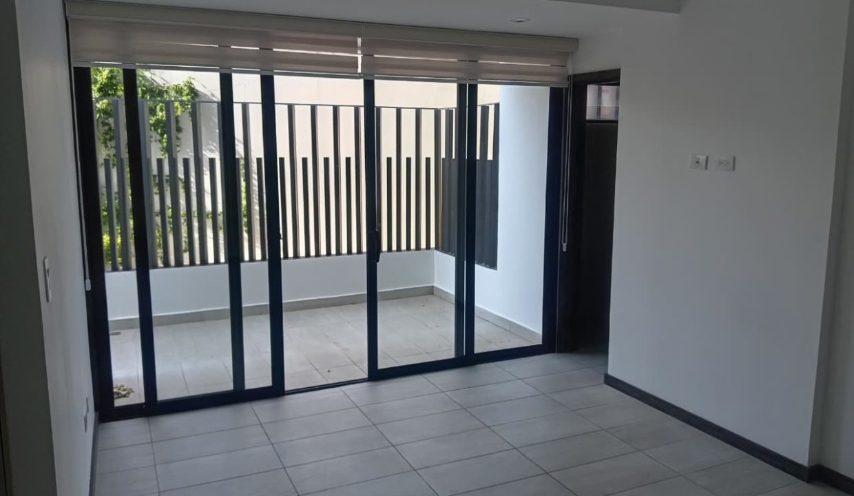 APARTAMENTO CON JARDÍN EN VENTA, EDIFICIO MOREA, ZONA 15 - Image 2